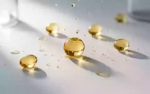 Goldene Öltröpfchen in einer hellen, sterilen Laborumgebung als Symbol für Fettsäureanalysen und Ernährungswissenschaft. - Foto: über boerse-global.de
