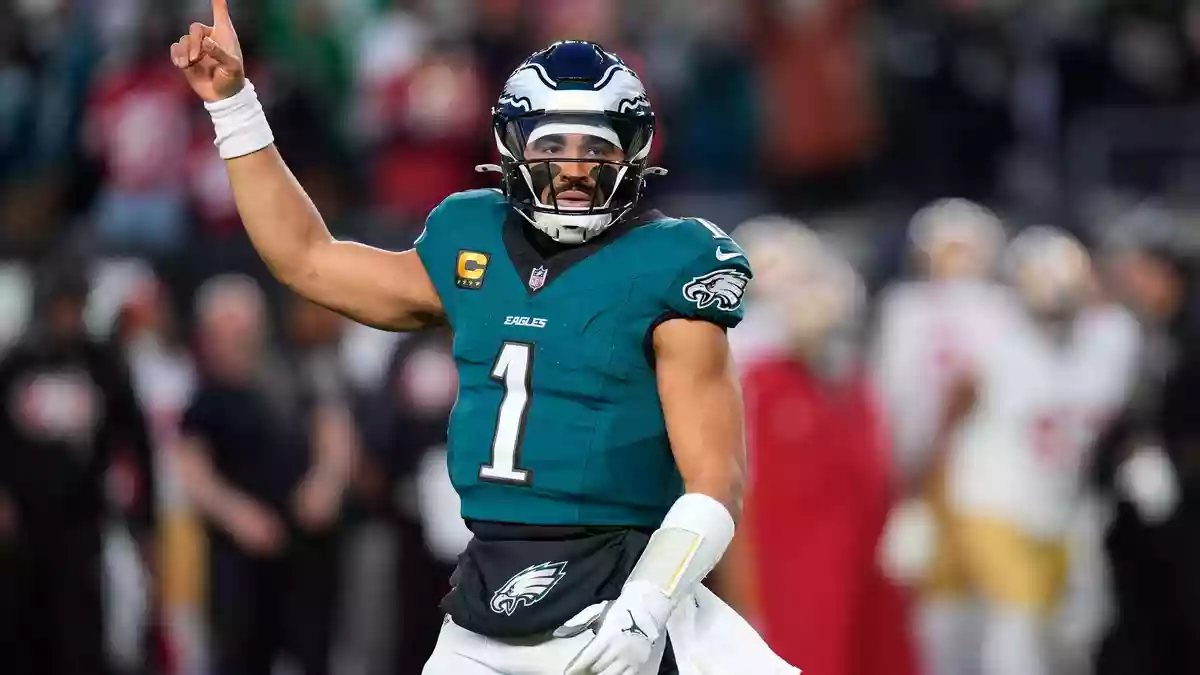 Jalen Hurts darf vorerst kein Football spielen. (Archivbild) - Bild: Chris Szagola/AP/dpa