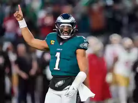 Jalen Hurts darf vorerst kein Football spielen. (Archivbild) - Foto: Chris Szagola/AP/dpa