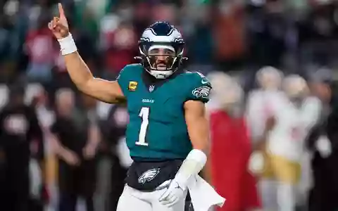 Jalen Hurts darf vorerst kein Football spielen. (Archivbild) - Foto: Chris Szagola/AP/dpa