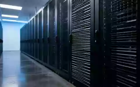 Reihen von leeren, dunklen Server-Racks in einem minimalistischen, blau beleuchteten Serverraum. - Foto: über boerse-global.de