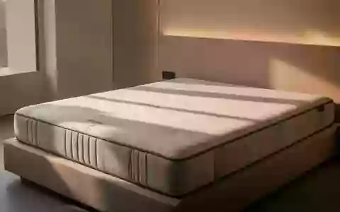 Ein minimalistisch gestaltetes Schlafzimmer mit einer hochwertigen Matratze in einem hellen, aufgeräumten Raum. - Foto: über boerse-global.de