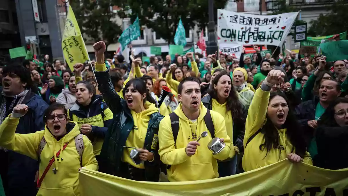 Regionalpräsidentin Ayuso macht Spaniens Regierungschef Sánchez für die Proteste mitverantwortlich. - Bild: Alejandro Martínez Vélez/EUROPA PRESS/dpa