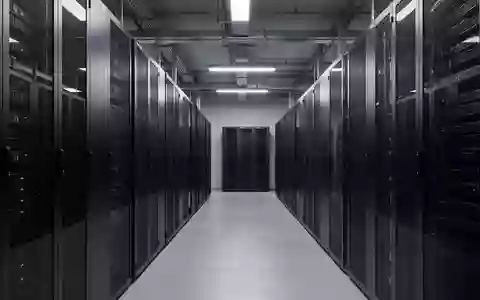 Moderne, minimalistische Serverraum-Umgebung mit metallischen Serverschränken in einer industriellen Anlage. - Foto: über boerse-global.de