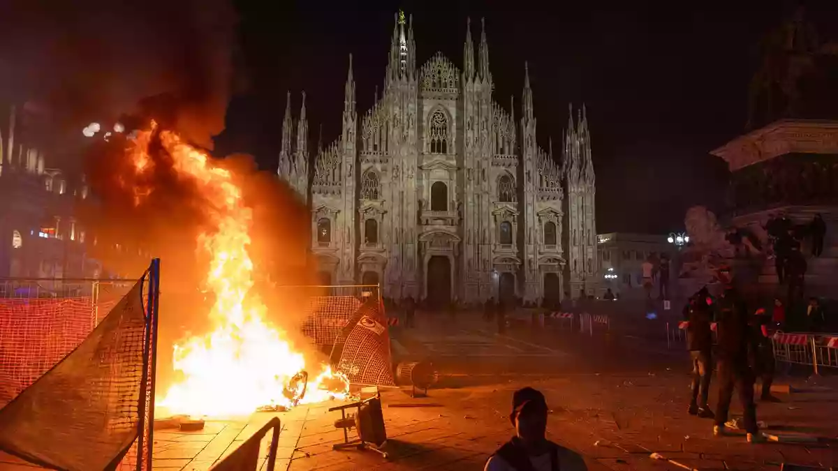 Vor dem Mailänder Dom brannte am Samstagabend ein Feuer.  - Bild: Stefano Porta/LaPresse/AP/dpa
