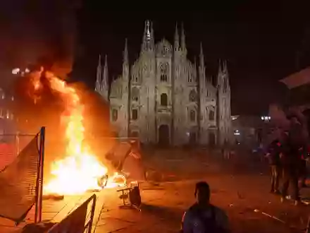 Vor dem Mailänder Dom brannte am Samstagabend ein Feuer.  - Foto: Stefano Porta/LaPresse/AP/dpa
