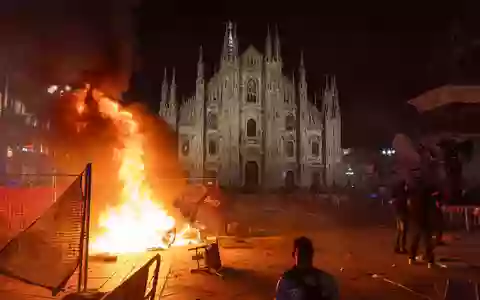 Vor dem Mailänder Dom brannte am Samstagabend ein Feuer.  - Foto: Stefano Porta/LaPresse/AP/dpa