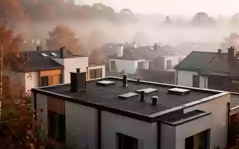 Dächer von Wohngebäuden an einem nebligen Herbstmorgen als Symbol für energetische Sanierung und Heizungstausch. - Foto: über boerse-global.de