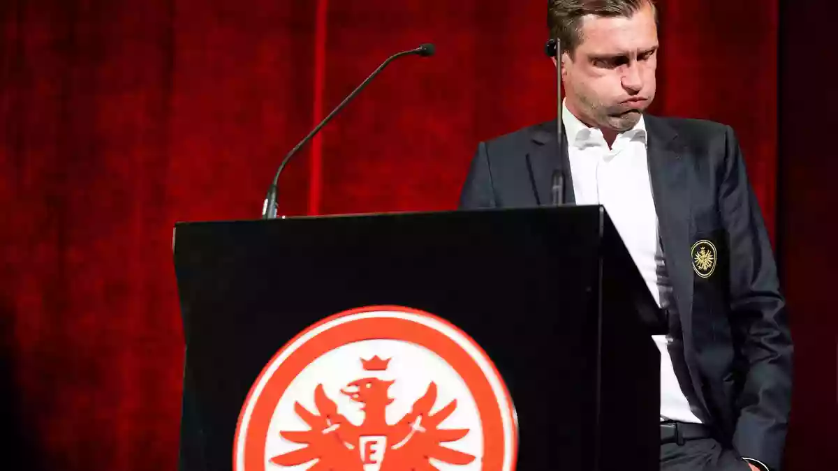 Markus Krösche hat sich auf der Mitgliederversammlung von Eintracht Frankfurt mit einer emotionalen Rede verabschiedet.  - Bild: Florian Wiegand/dpa