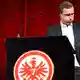 Markus Krösche hat sich auf der Mitgliederversammlung von Eintracht Frankfurt mit einer emotionalen Rede verabschiedet.  - Bild: Florian Wiegand/dpa