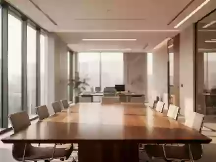 Ein minimalistisch gestalteter, heller Büroraum mit einem leeren Konferenztisch in einer ruhigen Arbeitsumgebung. - Foto: über boerse-global.de