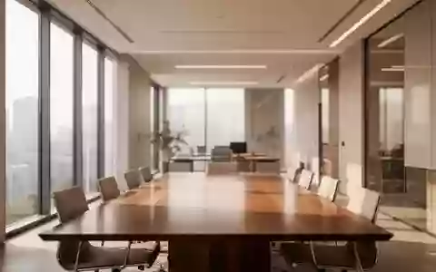 Ein minimalistisch gestalteter, heller Büroraum mit einem leeren Konferenztisch in einer ruhigen Arbeitsumgebung. - Foto: über boerse-global.de