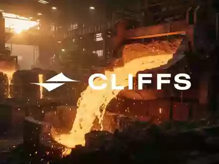 Glühendes flüssiges Metall in einer modernen Gießerei als Symbol für industrielle Stärke und wirtschaftliches Wachstum. - Foto: über boerse-global.de
