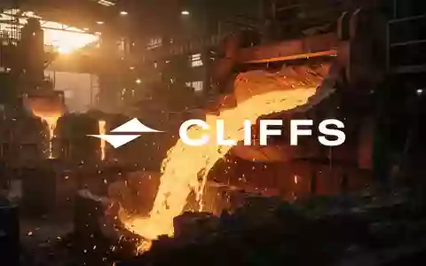 Glühendes flüssiges Metall in einer modernen Gießerei als Symbol für industrielle Stärke und wirtschaftliches Wachstum. - Foto: über boerse-global.de