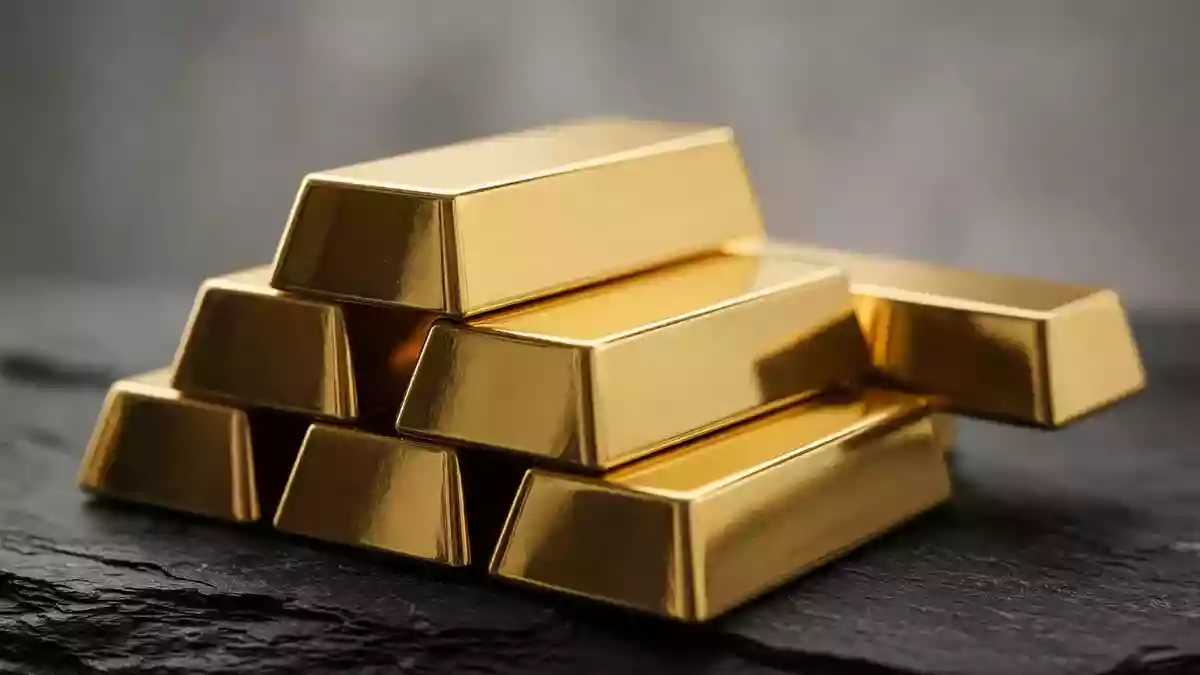 Gold Edges Up as Fed Pause Bets Clash With December Hike Odds