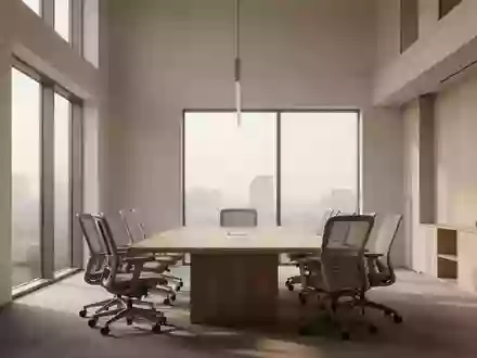 Ein minimalistischer, moderner Konferenzraum mit natürlichem Licht, leeren Stühlen und einem hölzernen Besprechungstisch. - Foto: über boerse-global.de
