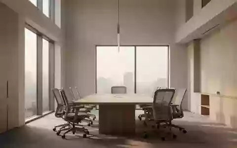 Ein minimalistischer, moderner Konferenzraum mit natürlichem Licht, leeren Stühlen und einem hölzernen Besprechungstisch. - Foto: über boerse-global.de