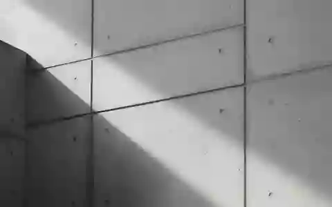 Minimalistische architektonische Detailaufnahme einer Betonwand mit präzisen Schattenwürfen. - Foto: über boerse-global.de