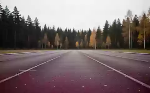 Eine leere, moderne Leichtathletikbahn in einer finnischen Waldlandschaft unter herbstlichem Himmel. - Foto: über boerse-global.de