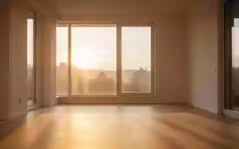 Ein lichtdurchfluteter, leerer Raum im sanften Licht des frühen Morgens, der eine ruhige und motivierende Atmosphäre ausstrahlt. - Foto: über boerse-global.de