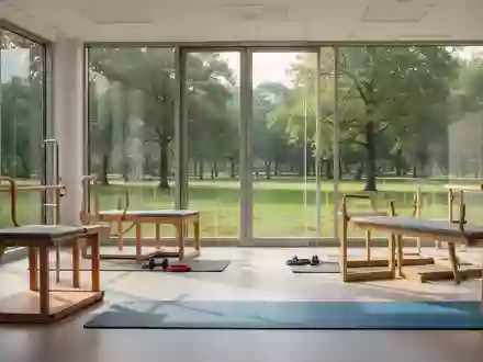Ein heller, moderner Therapieraum mit Blick ins Grüne und Trainingsmatten für die Bewegungstherapie. - Foto: über boerse-global.de
