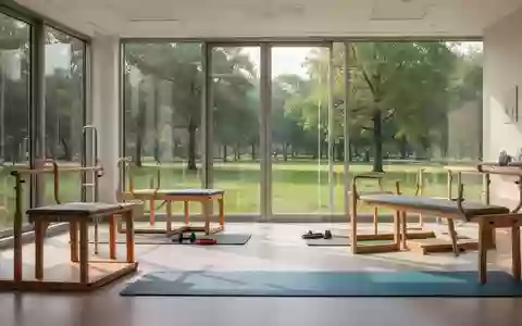 Ein heller, moderner Therapieraum mit Blick ins Grüne und Trainingsmatten für die Bewegungstherapie. - Foto: über boerse-global.de