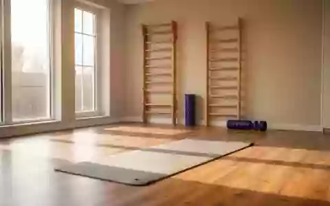 Ein heller, minimalistischer Physiotherapieraum mit einer leeren Gymnastikmatte und einer Sprossenwand im Hintergrund. - Foto: über boerse-global.de