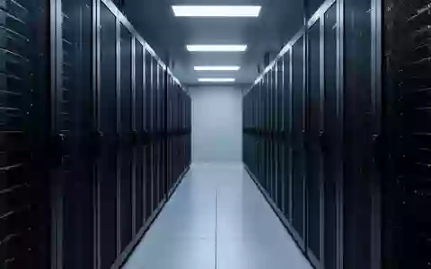 Ein steriler Serverraum mit dunklen, leeren Serverschränken in einer kühlen, blau beleuchteten Industrieumgebung. - Foto: über boerse-global.de