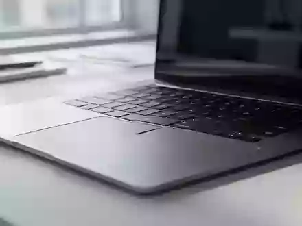Nahaufnahme einer modernen Laptop-Tastatur in einem hellen, minimalistischen Büro. - Foto: über boerse-global.de