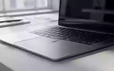 Nahaufnahme einer modernen Laptop-Tastatur in einem hellen, minimalistischen Büro. - Foto: über boerse-global.de