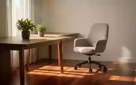 Ein minimalistischer, sonnendurchfluteter Arbeitsplatz mit einer Pflanze und einem ergonomischen Stuhl. - Foto: über boerse-global.de