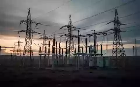 Eine abgelegene industrielle Umspannstation in einer einsamen Landschaft bei Dämmerung. - Foto: über boerse-global.de