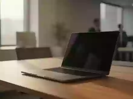 Ein moderner, minimalistischer Arbeitsplatz mit einem Laptop auf einem Schreibtisch in hellem, natürlichem Tageslicht. - Foto: über boerse-global.de