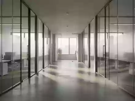 Ein minimalistischer, moderner Büroflur mit polierten Betonböden und einfallendem Tageslicht ohne Personen. - Foto: über boerse-global.de