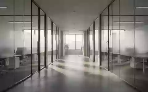 Ein minimalistischer, moderner Büroflur mit polierten Betonböden und einfallendem Tageslicht ohne Personen. - Foto: über boerse-global.de
