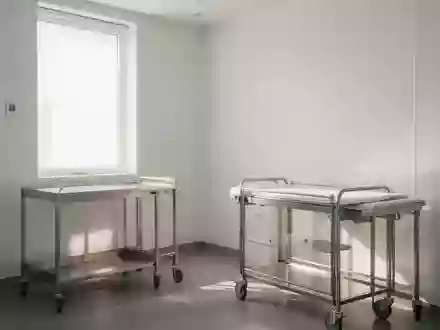 Ein heller, steriler Behandlungsraum in einer modernen Klinik mit minimalistischer Einrichtung und natürlichem Lichteinfall. - Foto: über boerse-global.de