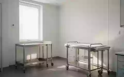 Ein heller, steriler Behandlungsraum in einer modernen Klinik mit minimalistischer Einrichtung und natürlichem Lichteinfall. - Foto: über boerse-global.de