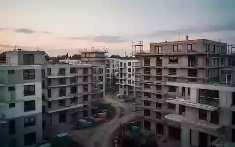 Unfertige Wohngebäude auf einer Baustelle bei Dämmerung, die den aktuellen Wohnungsmangel symbolisieren. - Foto: über boerse-global.de