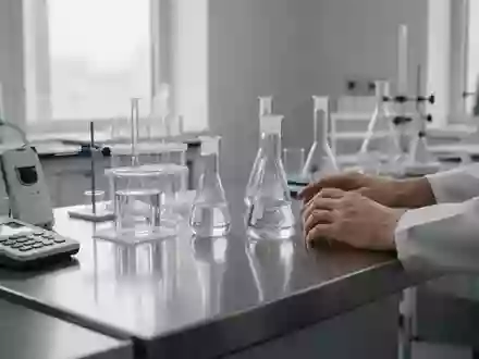 Ein minimalistisches, modernes Labor mit Edelstahlflächen und Glasgefäßen bei natürlichem Lichteinfall. - Foto: über boerse-global.de