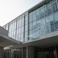 Moderne Fassade eines öffentlichen Verwaltungsgebäudes aus Glas und Beton bei Tageslicht. - Foto: über boerse-global.de