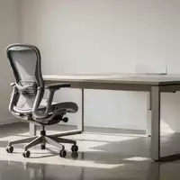 Ein minimalistischer, heller Arbeitsplatz mit einem ergonomischen Bürostuhl und einem Schreibtisch in einem ruhigen Büro. - Foto: über boerse-global.de