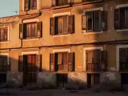 Ein unbewohntes Wohngebäude in Madrid mit geschlossenen Fensterläden an einer sonnigen Fassade. - Foto: über boerse-global.de