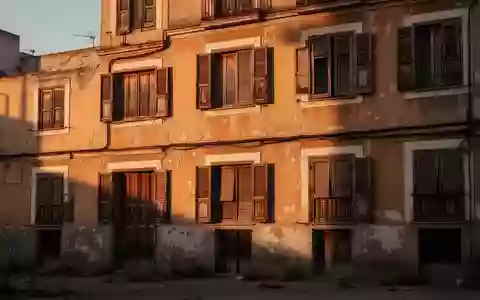 Ein unbewohntes Wohngebäude in Madrid mit geschlossenen Fensterläden an einer sonnigen Fassade. - Foto: über boerse-global.de