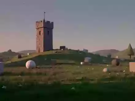 Eine minimalistische, digitale 3D-Landschaft mit geometrischen Formen, einem Hügel und einem Turm bei Dämmerung. - Foto: über boerse-global.de