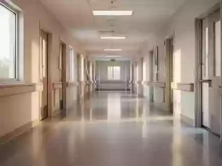 Ein heller, moderner Krankenhausflur mit natürlichem Lichteinfall und klinischer Atmosphäre ohne Personen. - Foto: über boerse-global.de