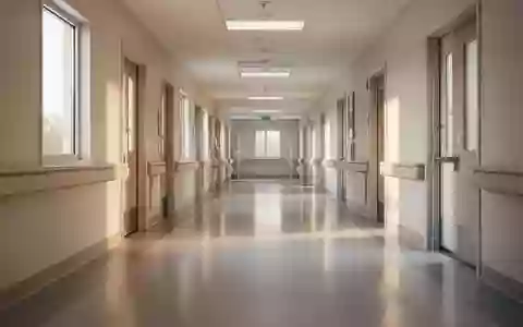 Ein heller, moderner Krankenhausflur mit natürlichem Lichteinfall und klinischer Atmosphäre ohne Personen. - Foto: über boerse-global.de