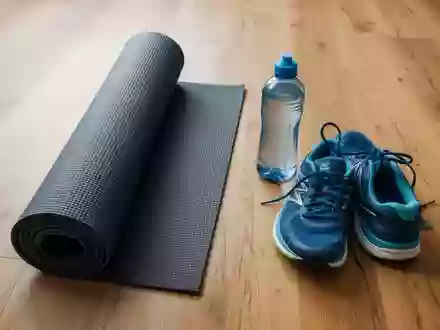 Symbolbild: Yogamatte, Trinkflasche und Laufschuhe - Foto: über boerse-global.de