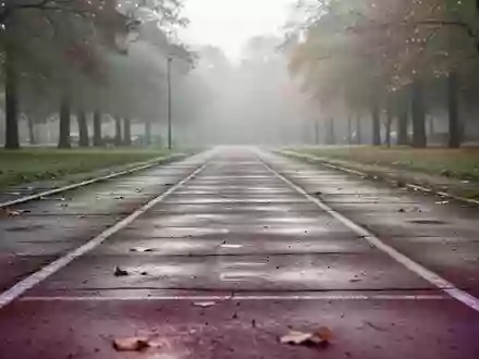 Eine leere, leicht verwitterte Laufbahn in einem herbstlichen Park bei natürlichem Morgenlicht. - Foto: über boerse-global.de