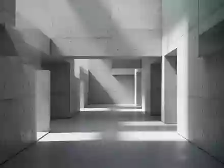 Minimalistische Architektur mit geometrischen Betonwänden und weichem Tageslicht, die eine ruhige und strukturierte Atmosphäre vermittelt. - Foto: über boerse-global.de