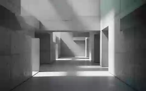 Minimalistische Architektur mit geometrischen Betonwänden und weichem Tageslicht, die eine ruhige und strukturierte Atmosphäre vermittelt. - Foto: über boerse-global.de